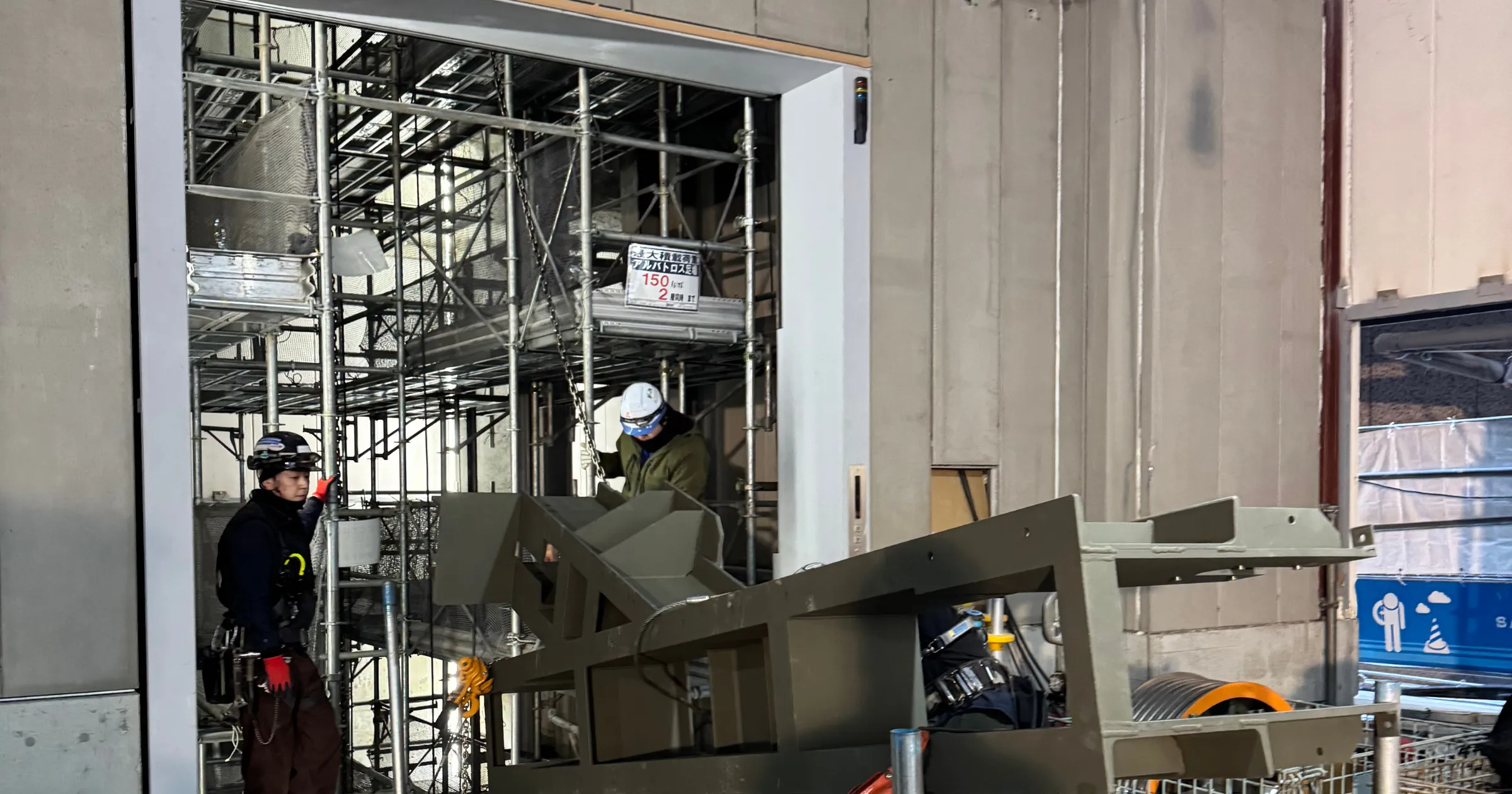 株式会社FFJの自動車用エレベーター設置工事を代表する画像。実際の自動車用エレベーター設置工事作業風景。