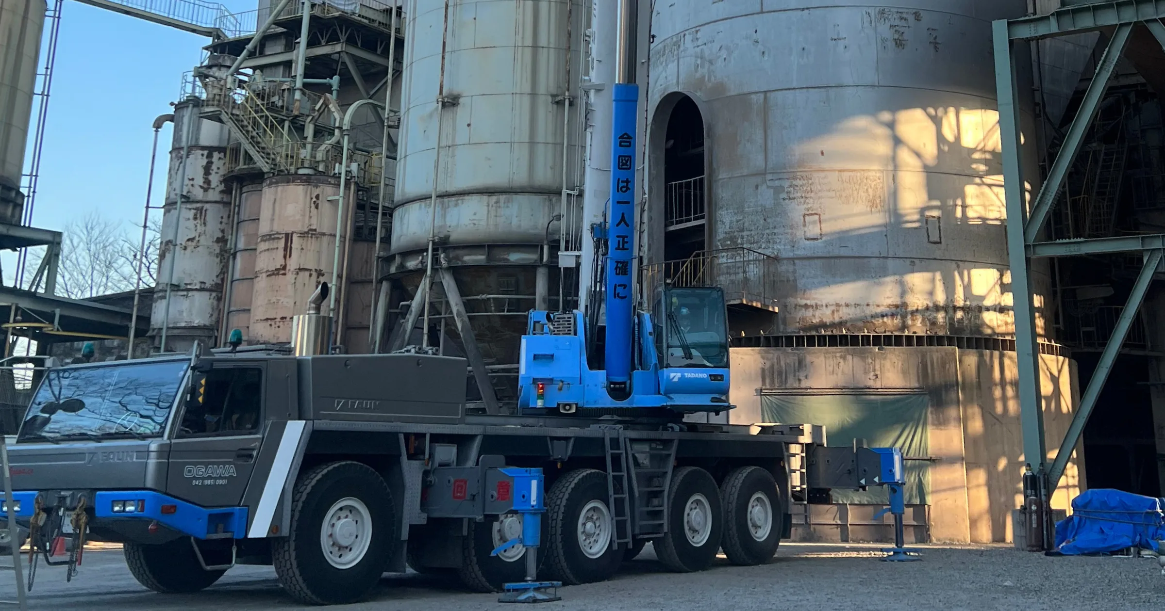 株式会社FFJの重量物搬入据付工事を代表する画像。実際の重量物搬入据付工事作業風景。