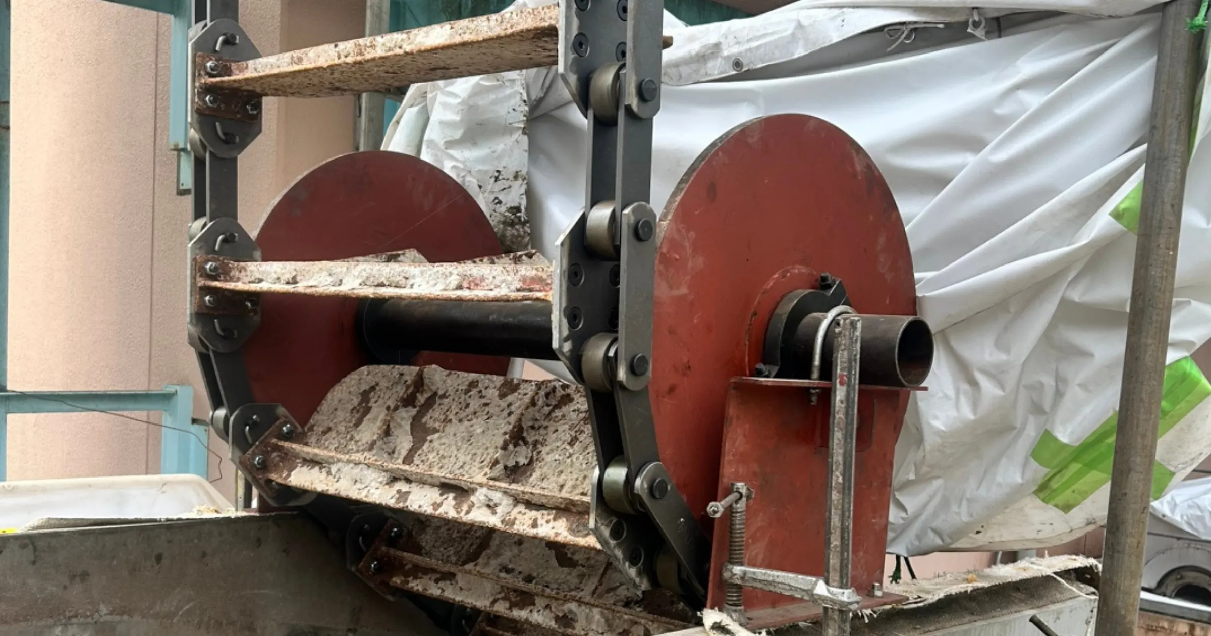 株式会社FFJの産業機械メンテナンス工事を代表する画像。実際の産業機械メンテナンス工事の様子。