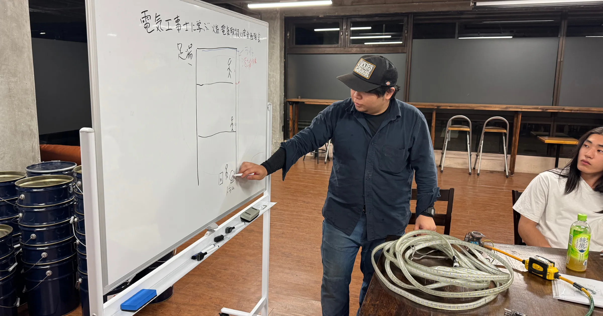 電気工事士による安全勉強会の受講中画像-01