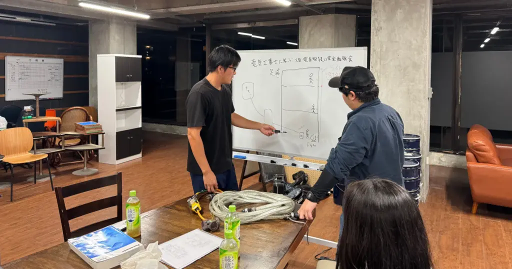 電気工事士による安全勉強会の受講中画像-02