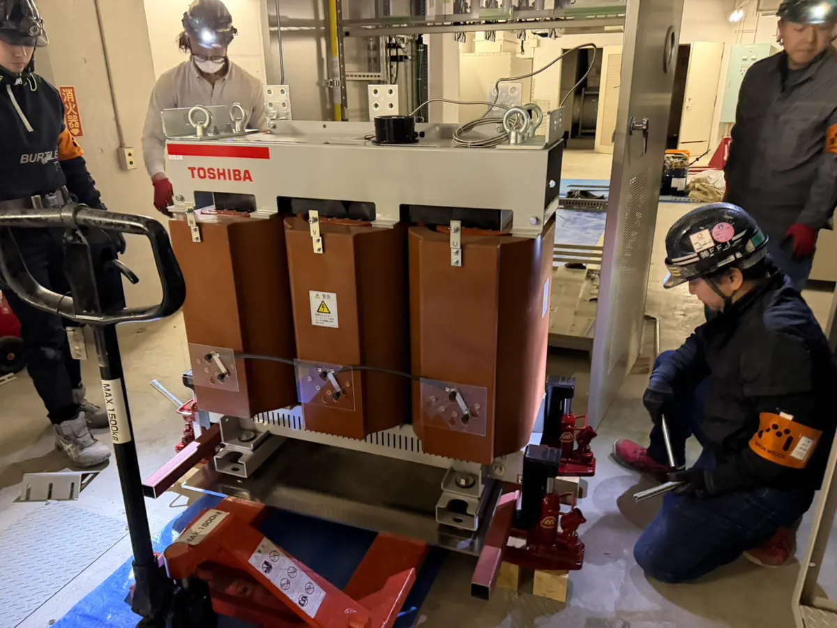 茨城県つくば市産業技術総合研究所 つくばセンター｜変圧器（トランス）の重量物搬出作業の様子