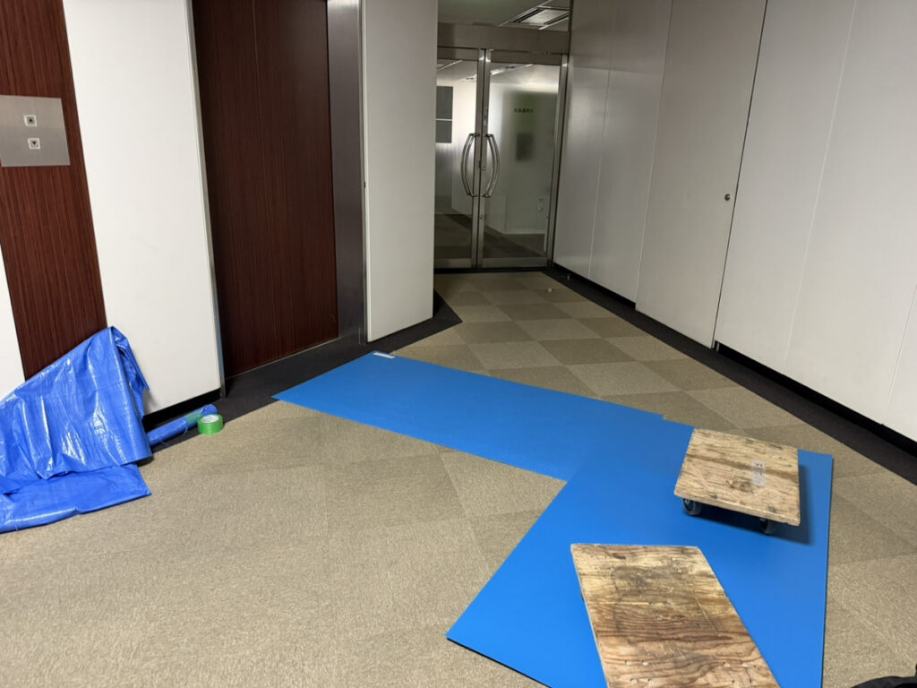 株式会社FFJによる東京都港区神谷町の架設トランス重量物搬入作業でエレベーターからの搬入導線に養生している写真