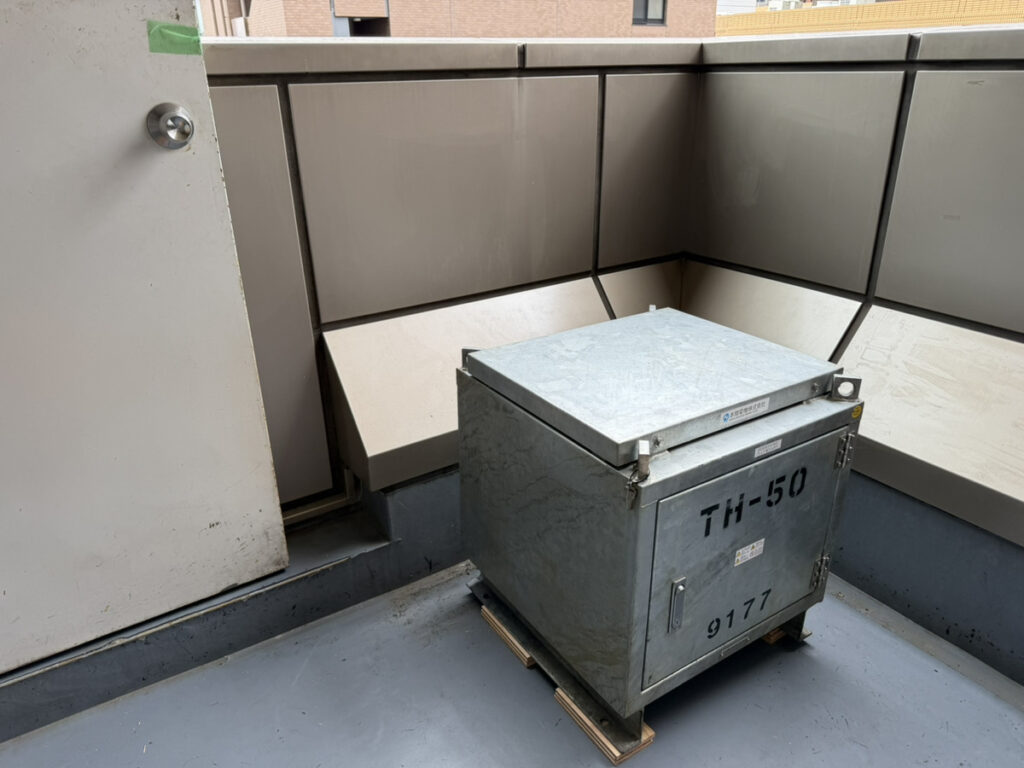 株式会社FFJによる東京都港区神谷町の架設トランス重量物搬入作業において、搬入した300kgの架設トランスと施工後の写真